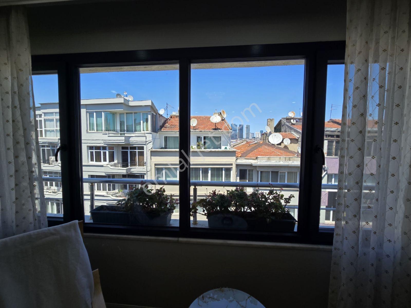 Nişantaşı Rumeli Cadde'de Asansörlü 70 M² Lüks 1+1 Ful Eşyalı - Görsel 11