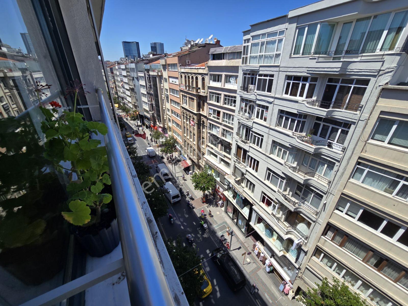 Nişantaşı Rumeli Cadde'de Asansörlü 70 M² Lüks 1+1 Ful Eşyalı - Görsel 8