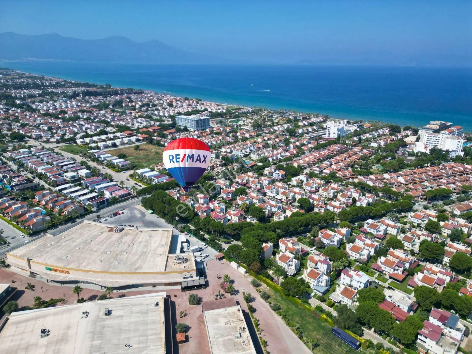 Batı Yakası Sitesi'nde Havuzlu, Kış Bahçeli, Geniş Bahçeli 4+1 Lüks Villa