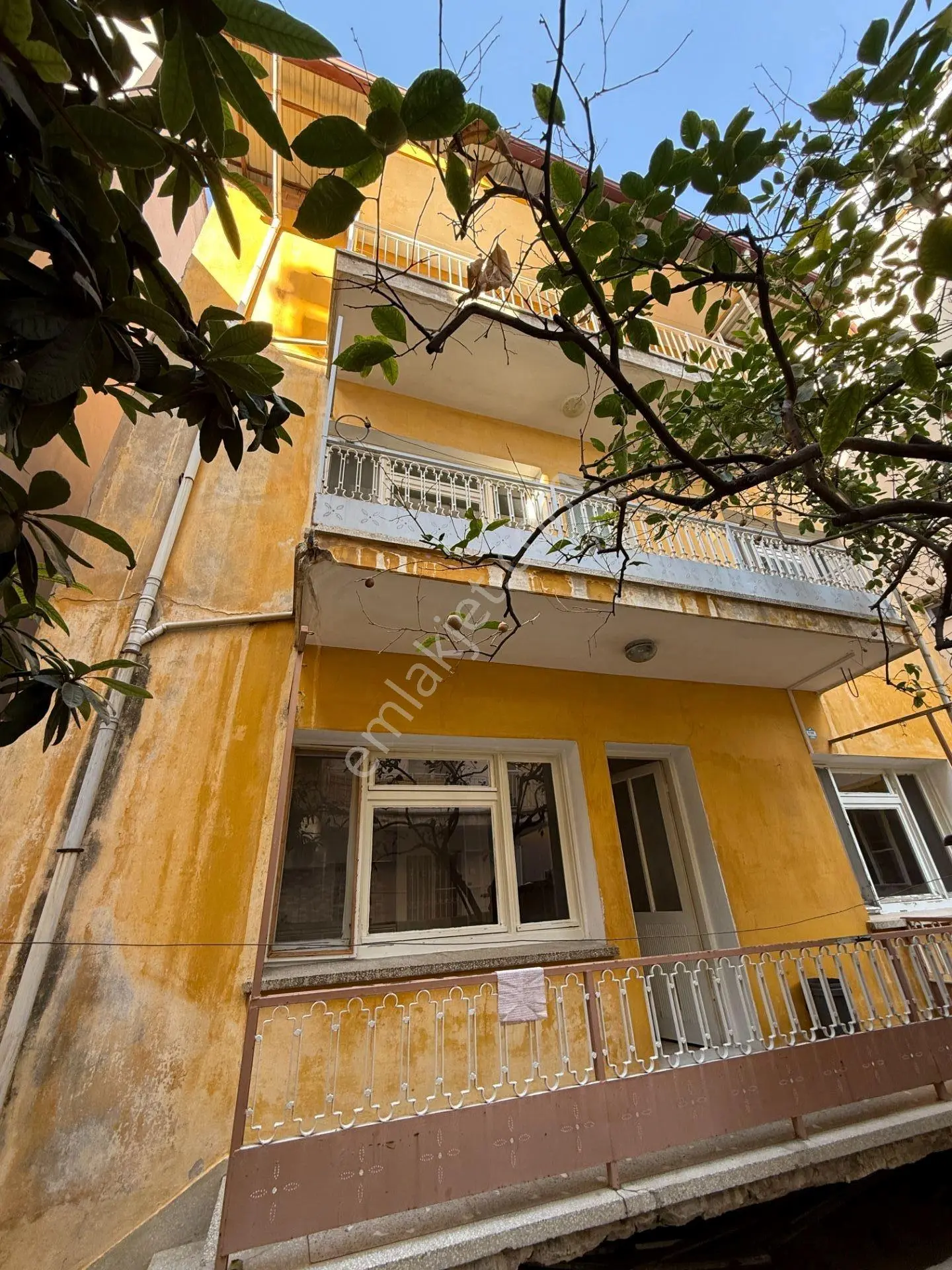 Söke Çeltikçi Mahallesinde Satılık 3 Katlı Bina