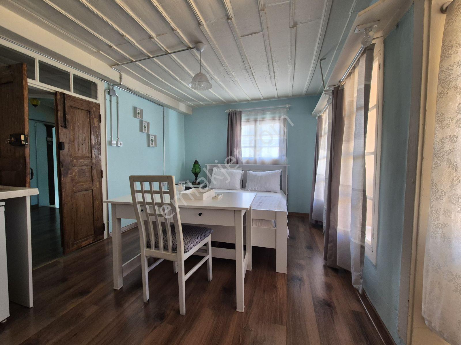 Ayvalık Merkezde Satılık Tadilatlı Pansiyon Ruhsatlı Müstakil Ev - Görsel 12
