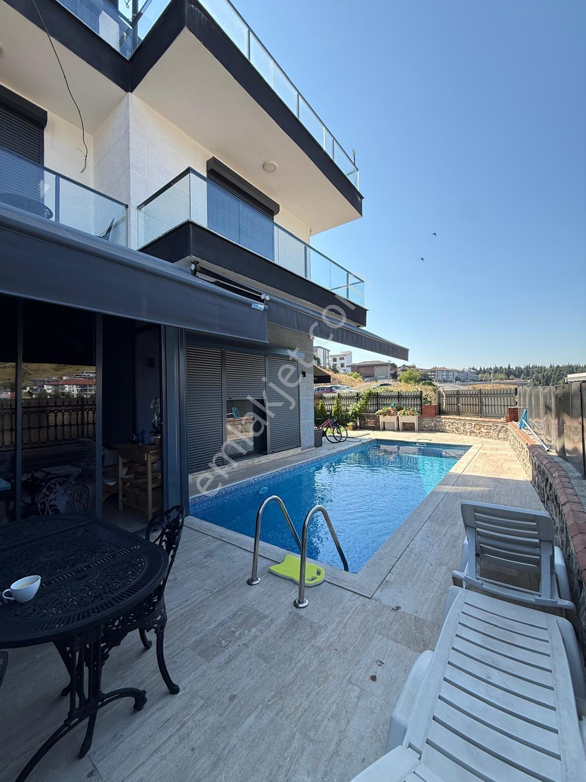 Serdivan Özarlife Sitesinde 6+1 Lüks Triplex Villa Özelhavuzlu