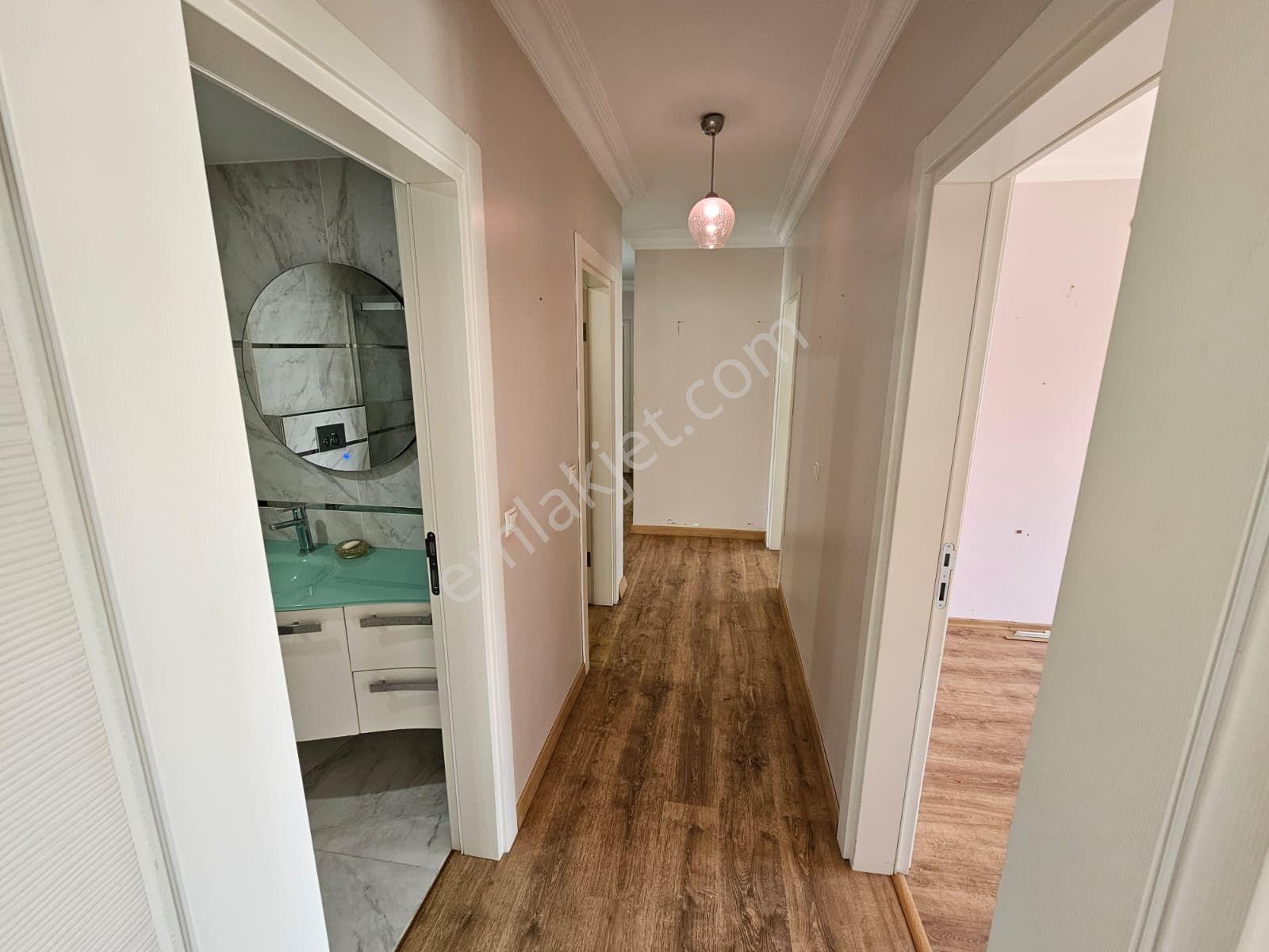 İçerenköy Kiptaş Evleri'nde 3+1 Balkonlu Çift Banyolu 145m2 Kiralık Boş Daire - Görsel 14