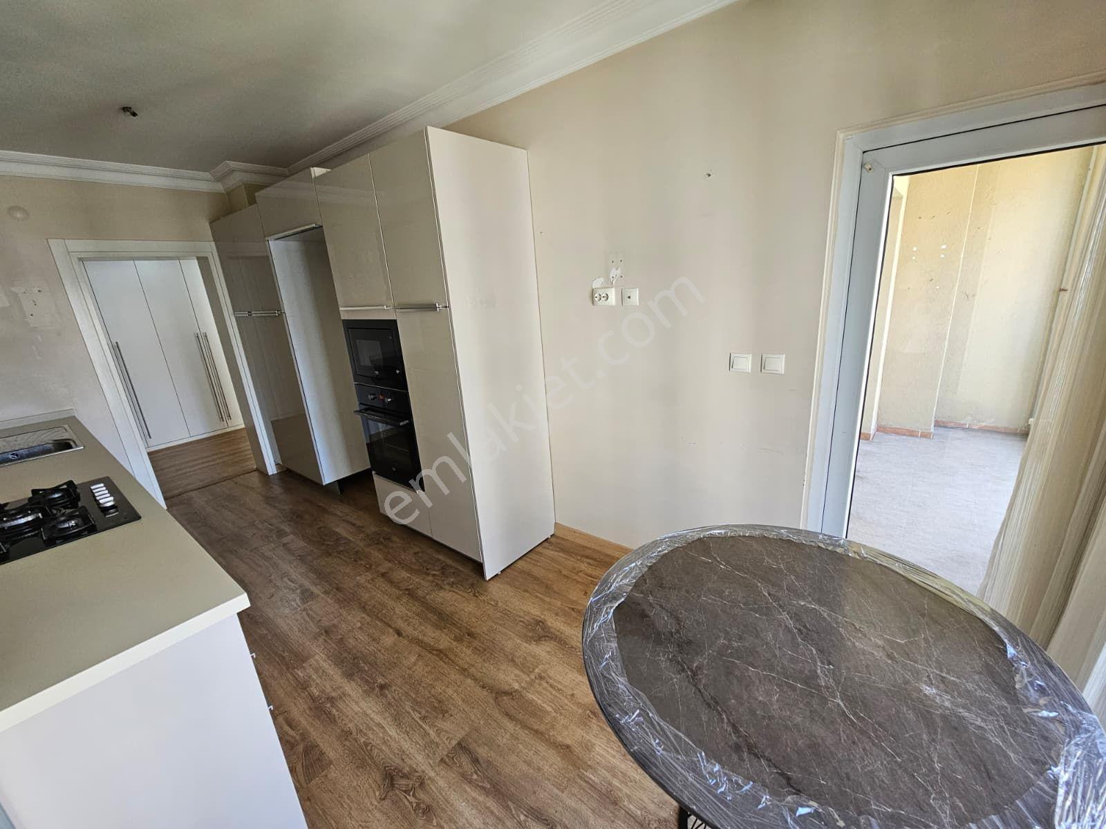 İçerenköy Kiptaş Evleri'nde 3+1 Balkonlu Çift Banyolu 145m2 Kiralık Boş Daire - Görsel 5
