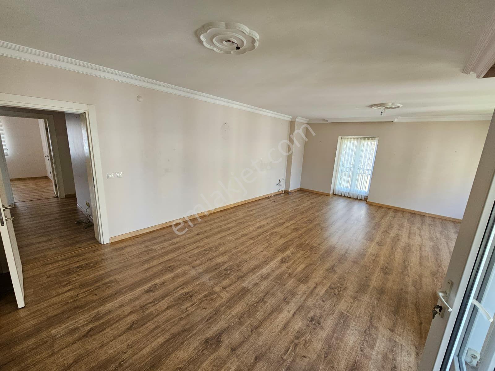 İçerenköy Kiptaş Evleri'nde 3+1 Balkonlu Çift Banyolu 145m2 Kiralık Boş Daire - Görsel 22