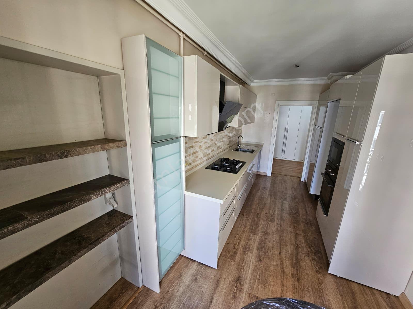 İçerenköy Kiptaş Evleri'nde 3+1 Balkonlu Çift Banyolu 145m2 Kiralık Boş Daire - Görsel 30