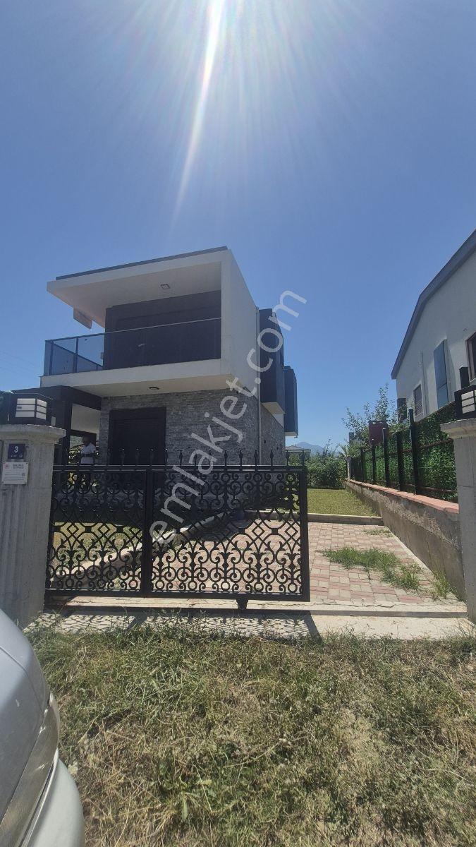 Kuşadası Güzelcamlıda 4+1 Villa Tek Müstakil 420m2 Arsa