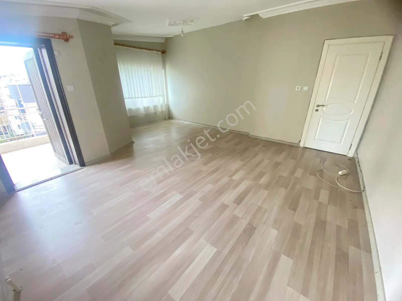 Meydankavağı'nda - Emsalsiz Genişlikte 3+1 Kiralık Daire - Görsel 3
