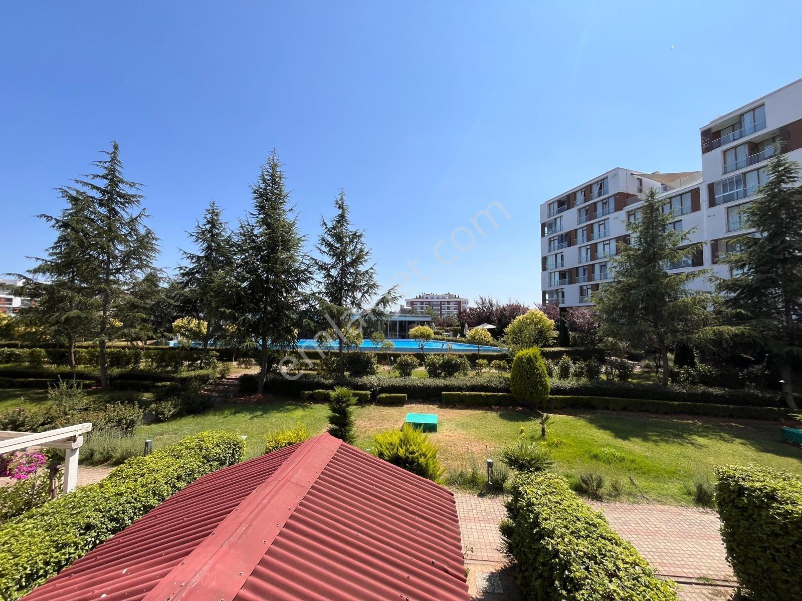 Konsept İstanbul'da Havuz Cephe Yenilenmiş Kiralık 2+1 Daire