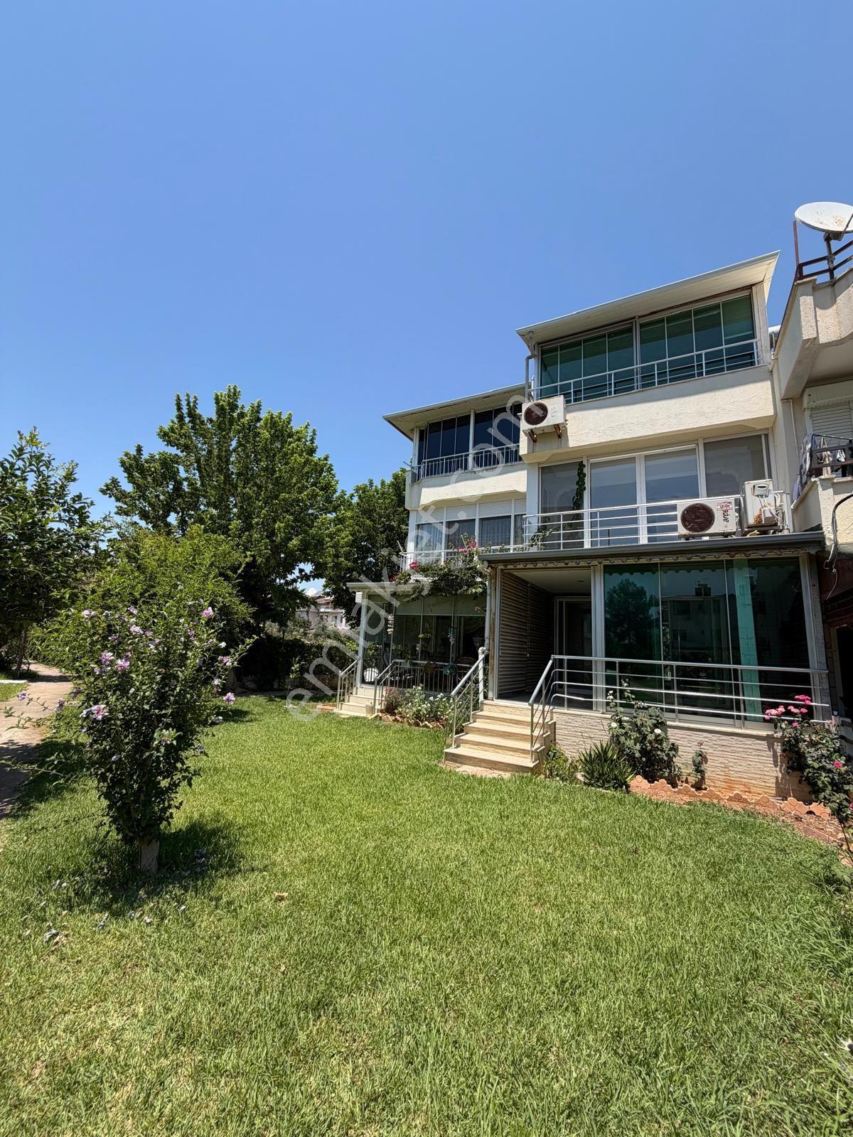 Denize 100 Metre, Havuzlu Site İçinde Kiralık Tripleks Villa