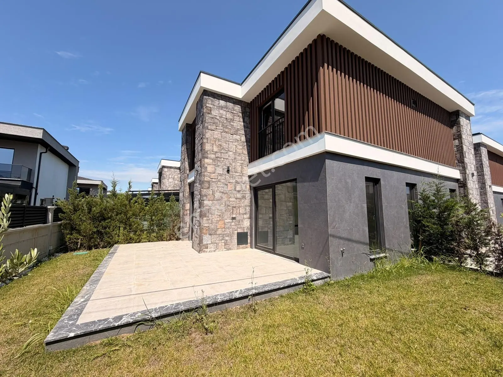 Aralık Mahallesinde Tam Müstakil Köşe Konumda Villa