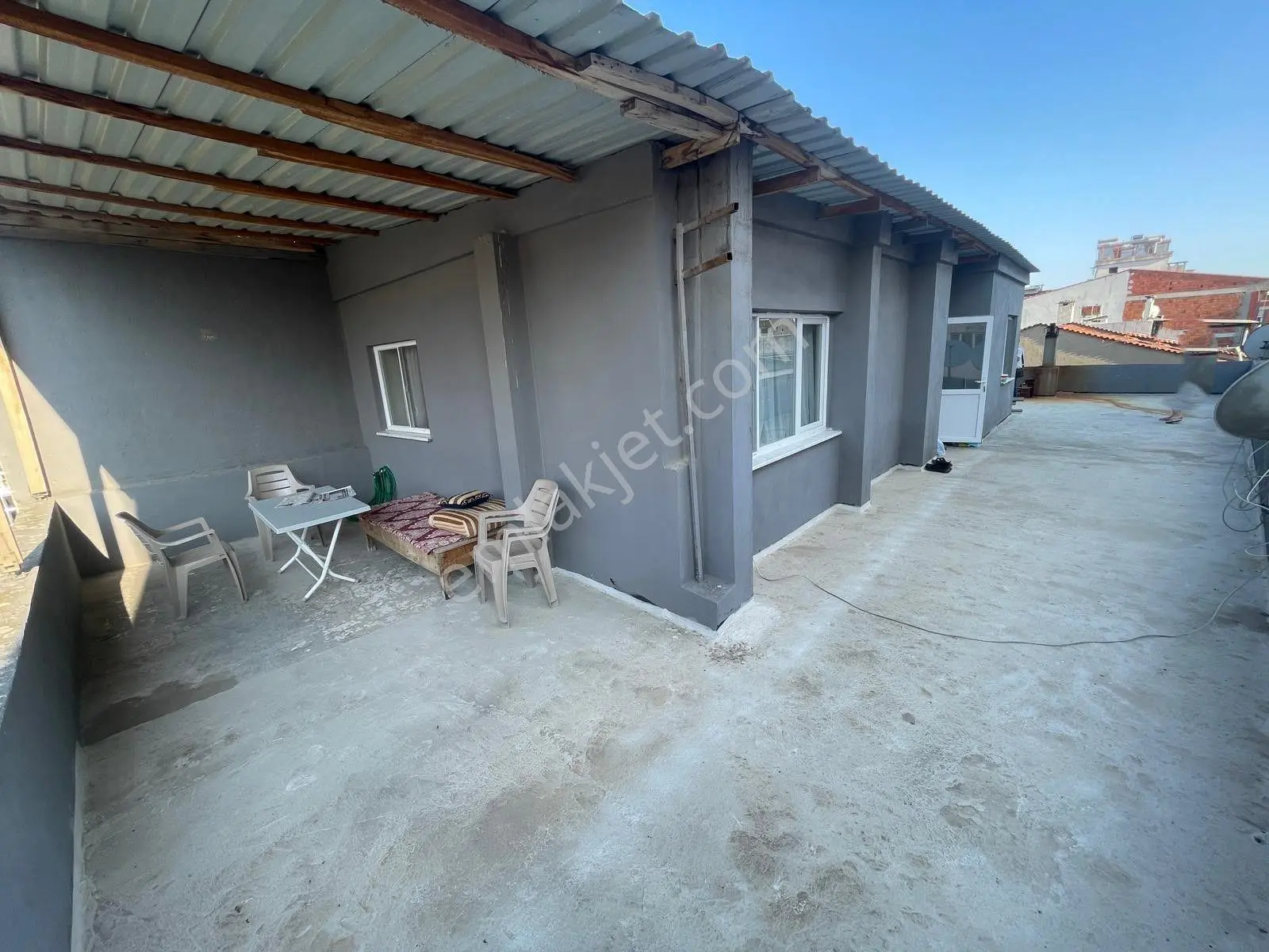 Edremit/merkez'de 1+1 Odalı-geniş Teraslı Eşyalı Daire Satılık