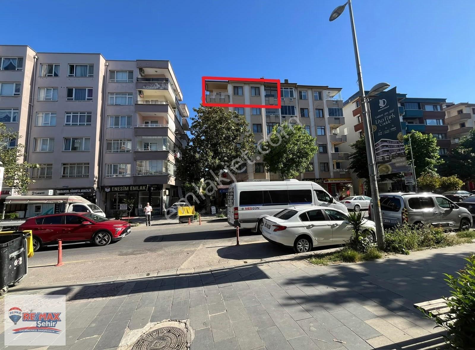 Remax Şehir Yalova Fatih Cd. Üzerinde Satılık Geniş 3+1 Daire
