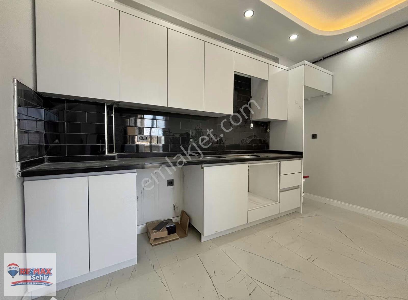 Remax Şehir'den Kadıköy Özden Mah. Havuzlu Lüks 1+1 - Görsel 18