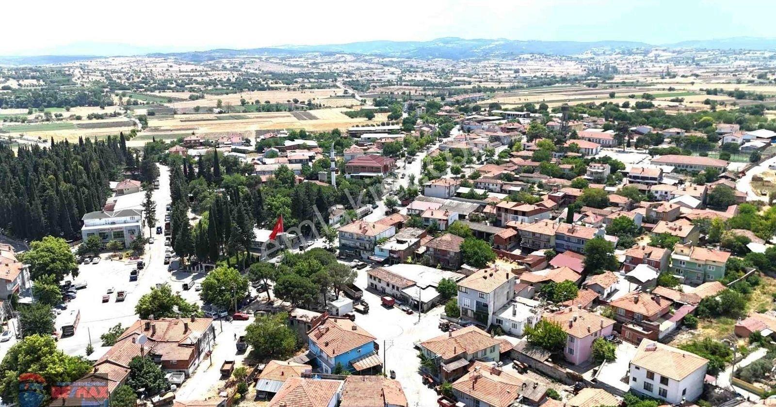 Re/max İnci'den Pamukçu'da Merkez Lokasyonlu Satılık Avlulu Kargir Ev Ve Arsası