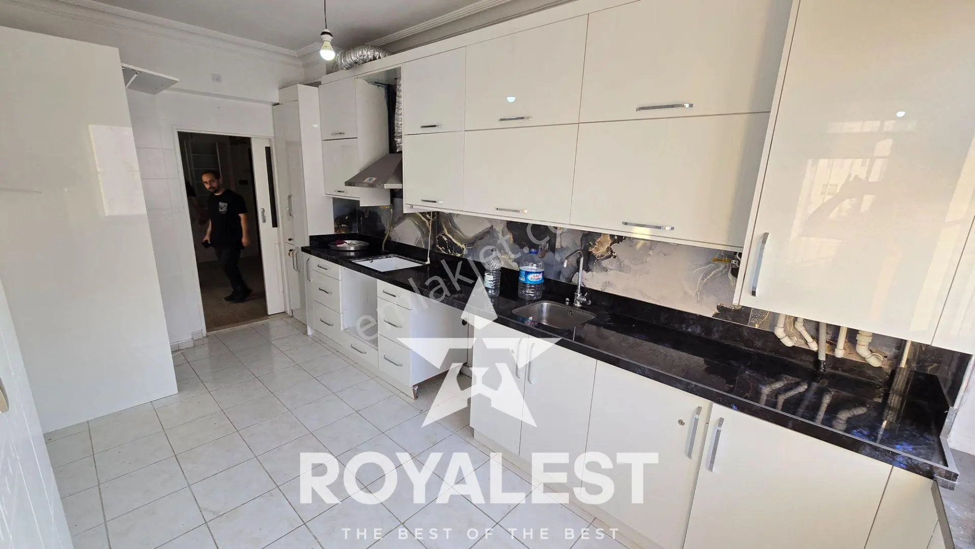 Royalest'ten Cadde Üstü Arakat Siteiçi 2 Cam Balkonlu Geniş 3+1