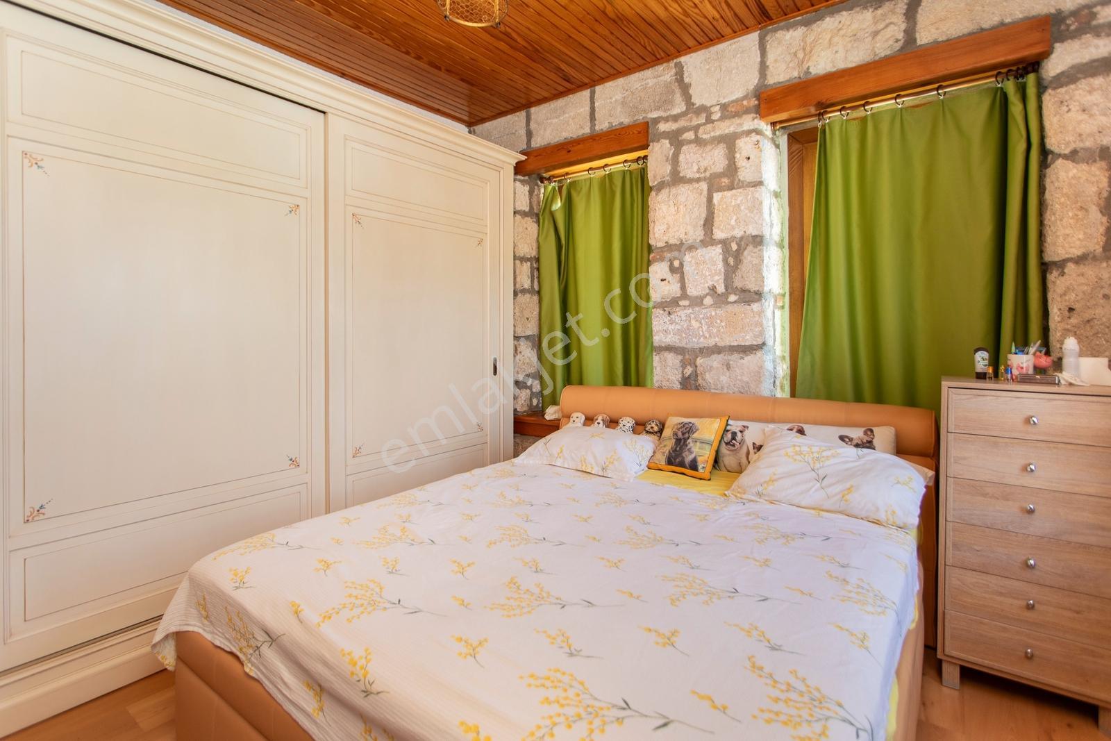 Foça'da Satılık Restorasyonlu Masrafsız Taş Ev - Görsel 28