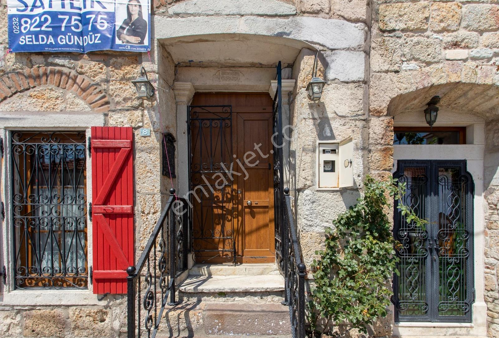 Foça'da Satılık Restorasyonlu Masrafsız Taş Ev - Görsel 12