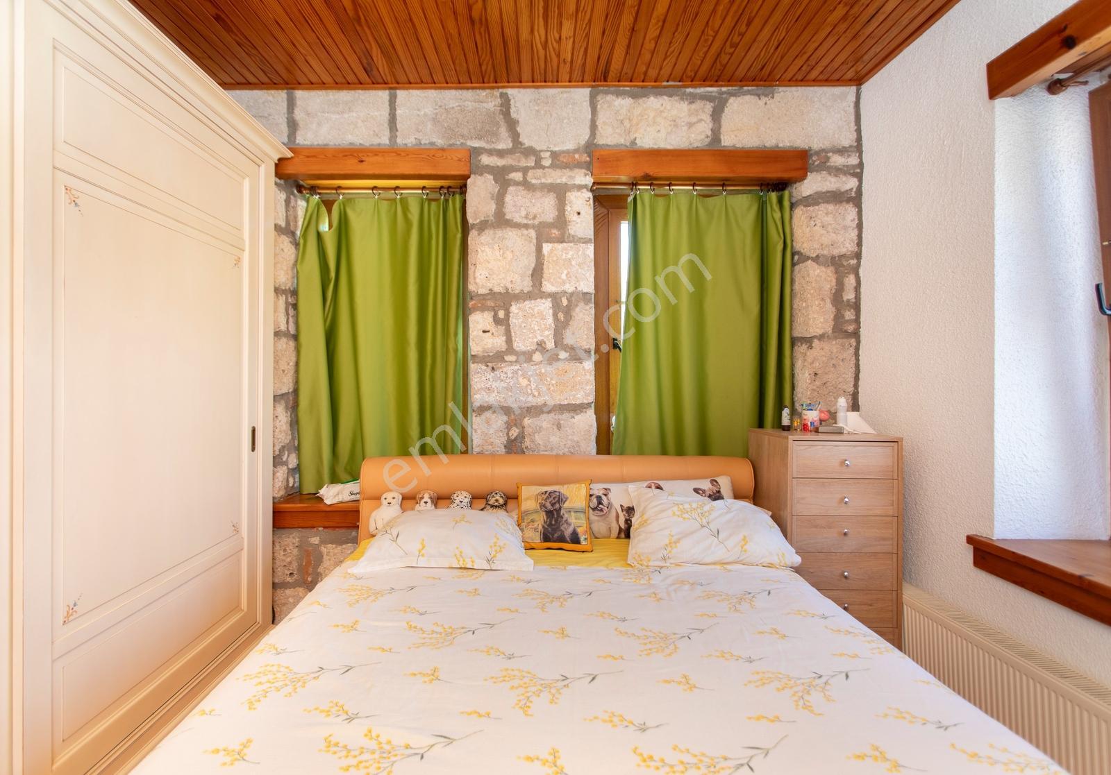 Foça'da Satılık Restorasyonlu Masrafsız Taş Ev - Görsel 10