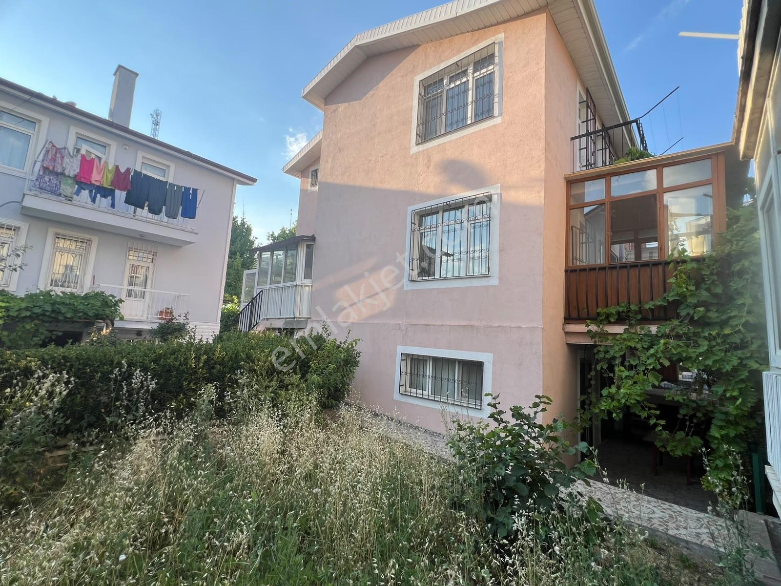 Uğur Mumcu Mahallesinde Köşe Konumda Mantolamalı 4 Oda 2 Salon - Görsel 3