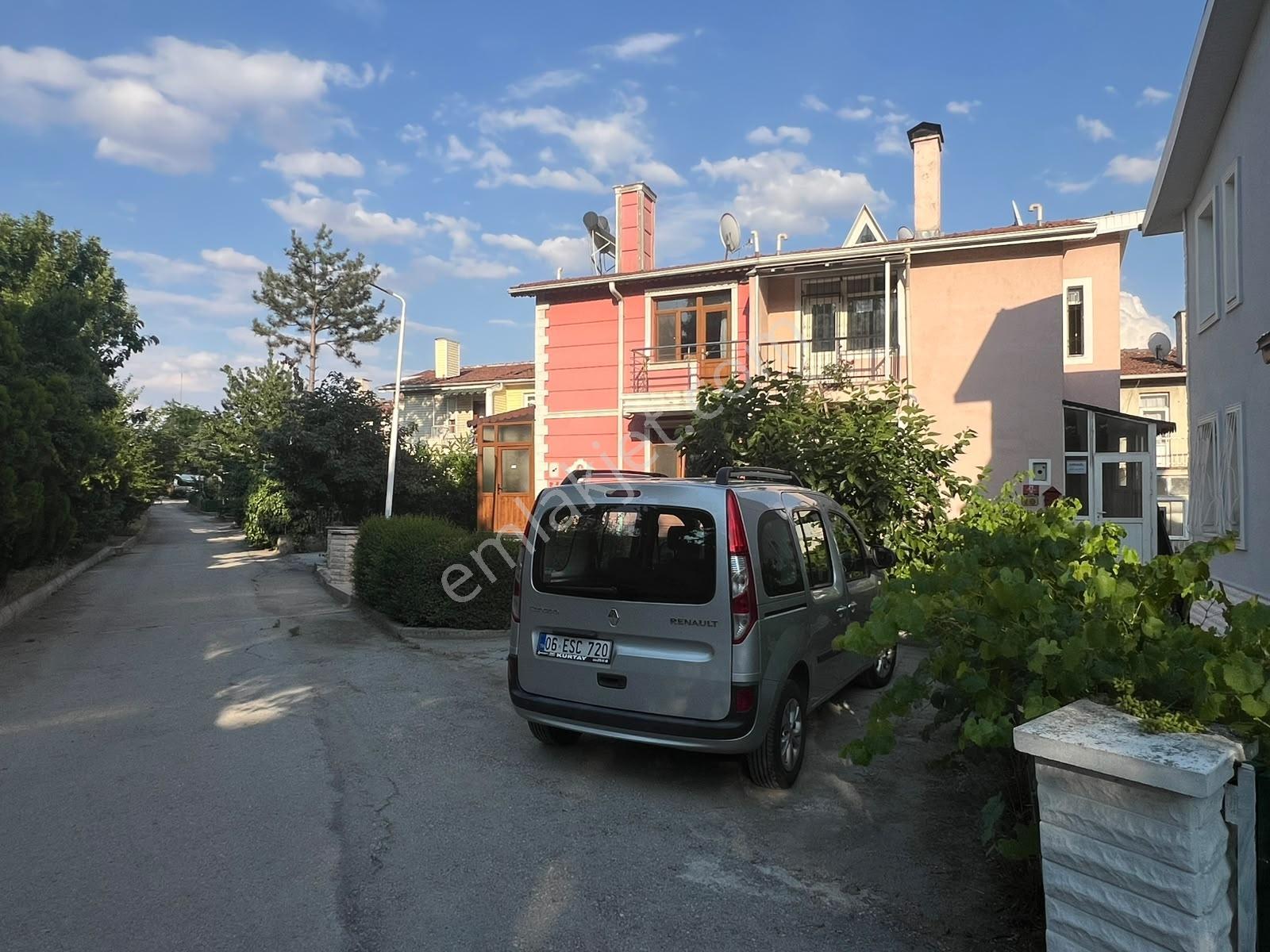 Uğur Mumcu Mahallesinde Köşe Konumda Mantolamalı 4 Oda 2 Salon - Görsel 34