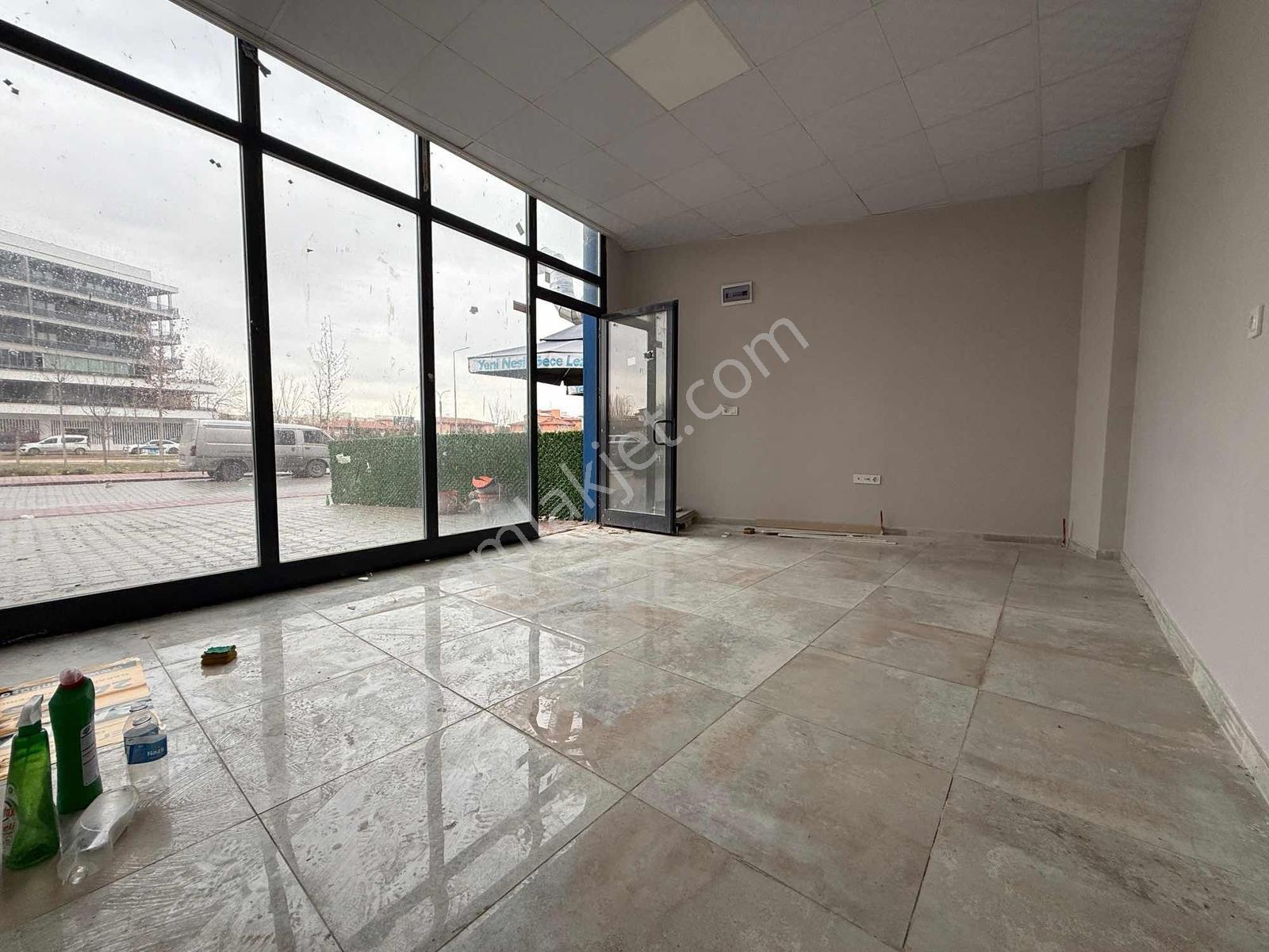 Akabe Mahallesi Yüksek Yaya Trafiğine Sahip 40 M² Kiralık Dükkan - Görsel 2
