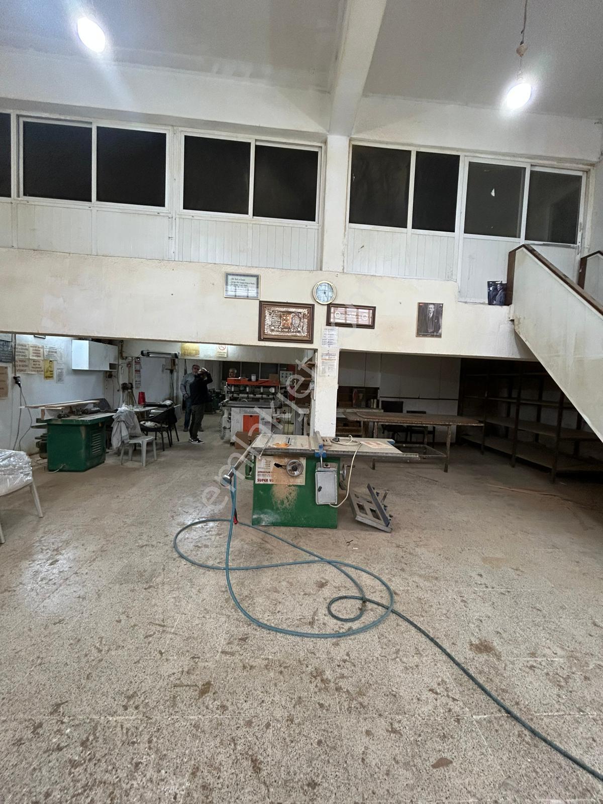 Turyap'tan Karabağlar Sanayide 3 Katlı Komple Kiralık Atölye