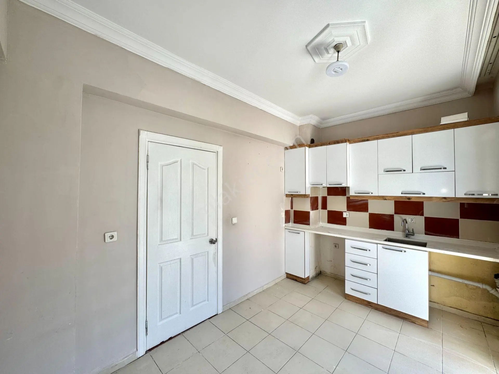 Yenigünde Ayrı Mutfaklı Asansörlü 2+1 Kiralık Arakat Daire - Görsel 5