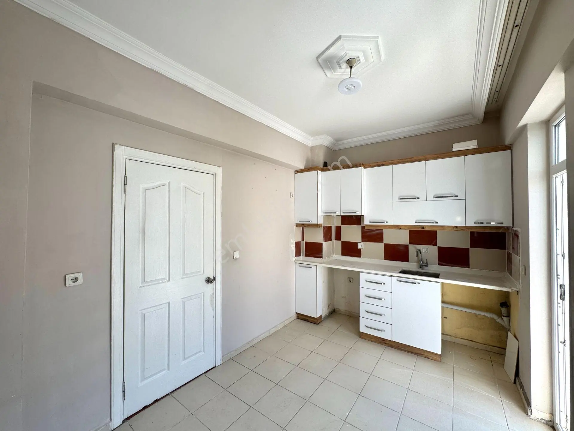 Yenigünde Ayrı Mutfaklı Asansörlü 2+1 Kiralık Arakat Daire - Görsel 3