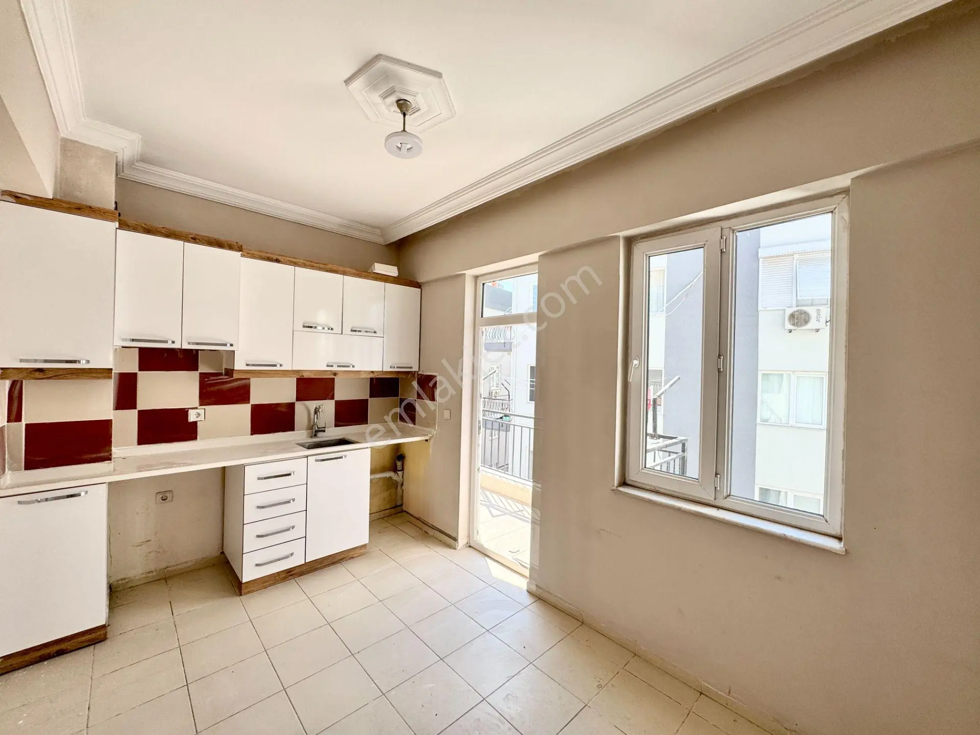 Yenigünde Ayrı Mutfaklı Asansörlü 2+1 Kiralık Arakat Daire