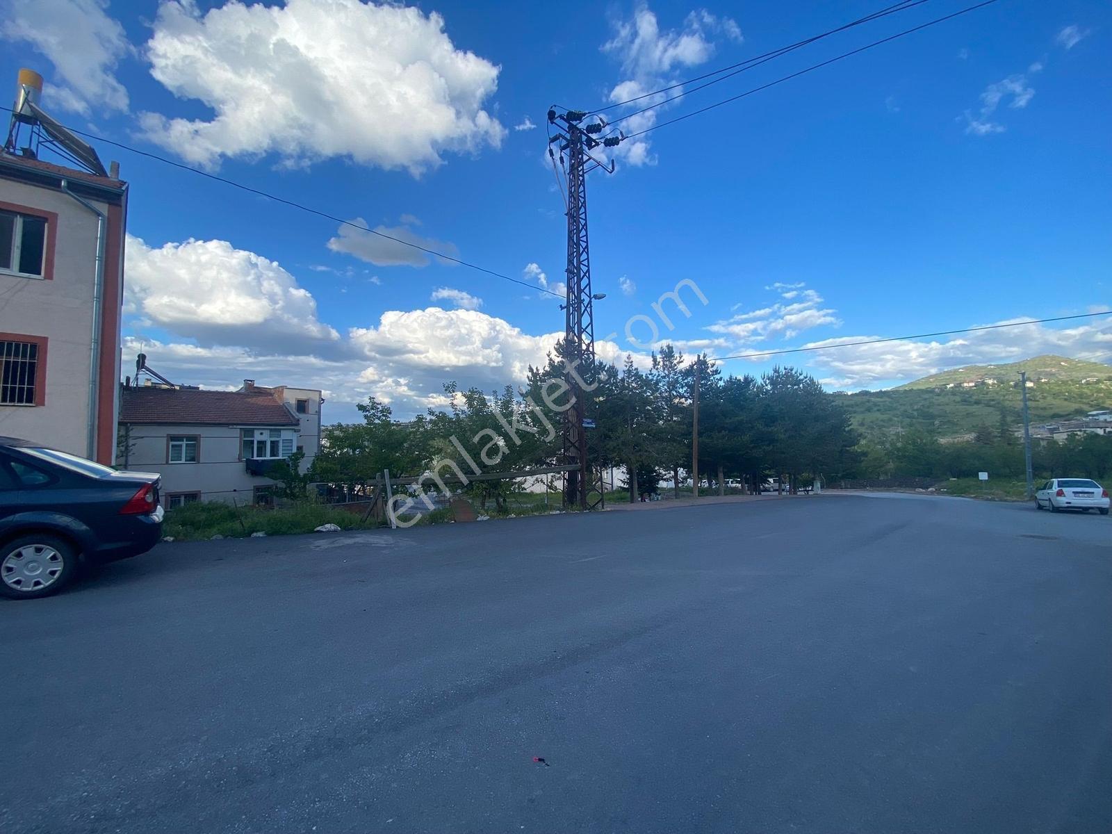 Acil Satılık..! - 247 M2 - Köşe Parsel - Park Cepheli - Önü Açık