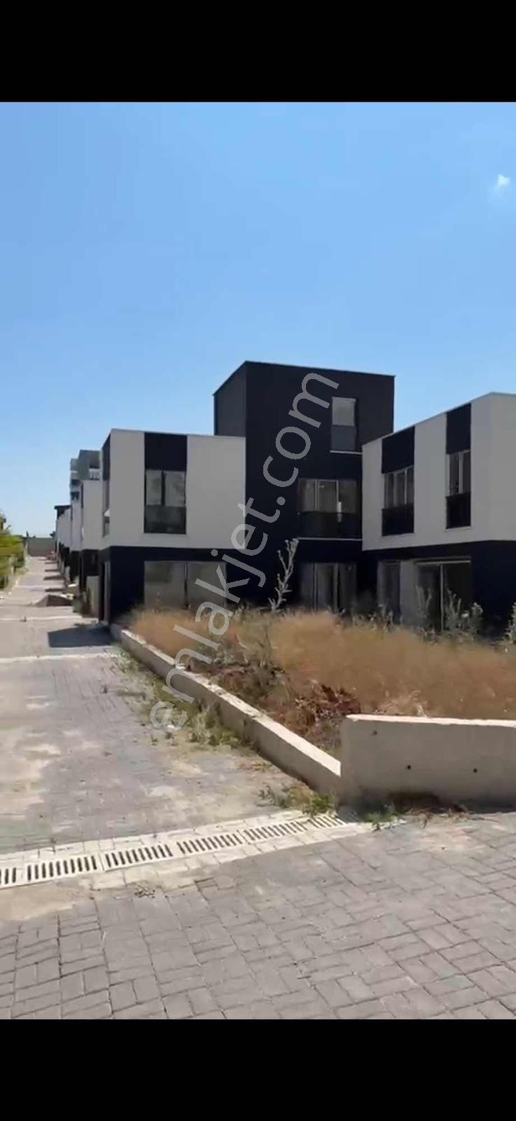 Bağlıca Zırve Caddesinde Satılık 6+1 Köşe Vılla