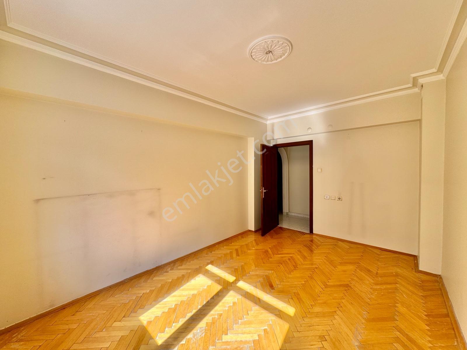 Bağlarbaşı'nda Satılık 3+1 Daire (10m2 Kilerli) - Görsel 12