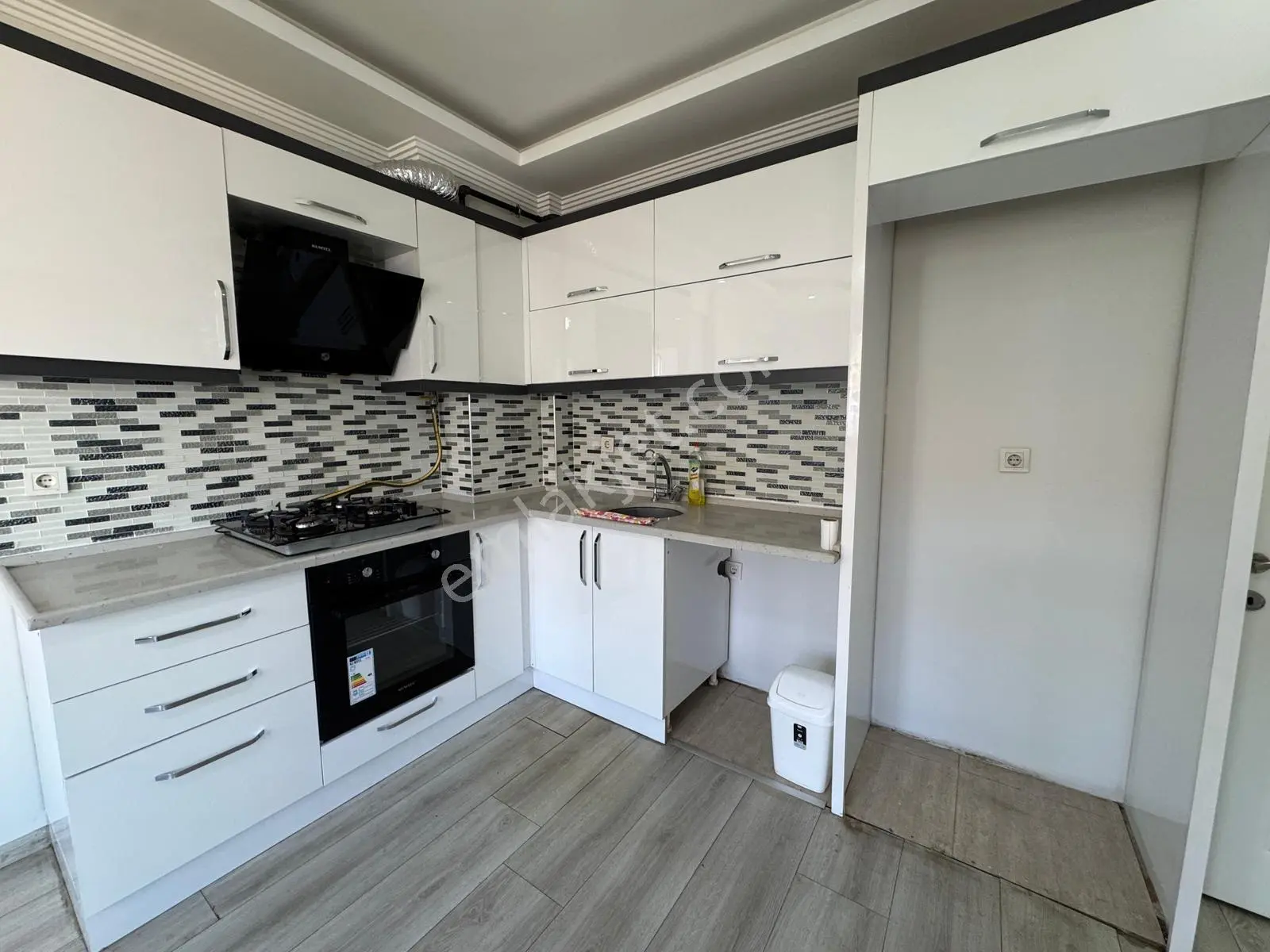 Zeki Emlak'tan Muradiye Mahallesinde Kiralık 2+1 Daire