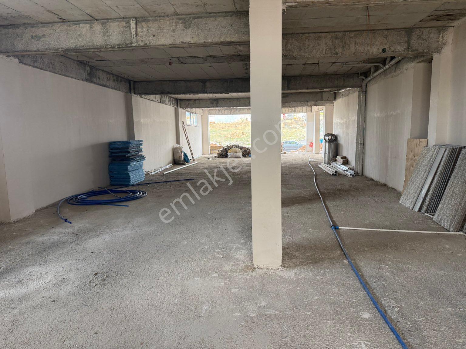 Yakınca Galericiler Sitesi Yanında Deprem Sonrası Yapılan 260m2 Satılık Dükkan