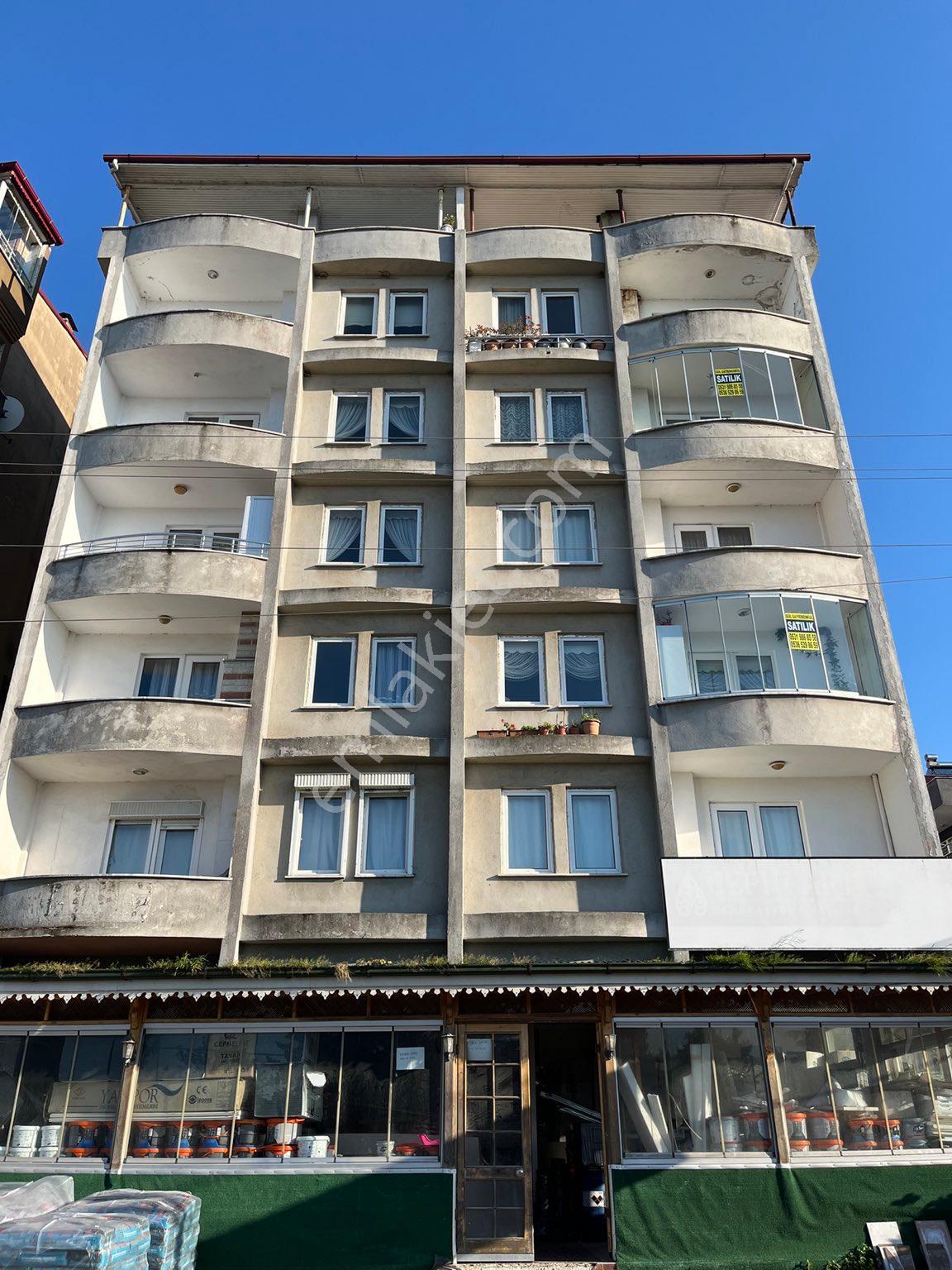 Gül Gayrimenkul'den Tirebolu Demirci Mahallesi'nde Ana Yola Sıfır Satılık 2+1 Daireler