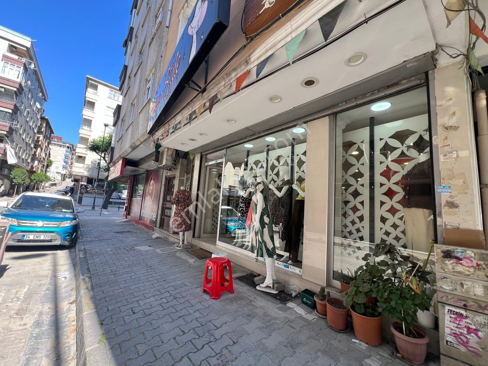 Yenibosnada Zafer Mahallesinde Satılık 2 Katlı Depolu Dükkan Caddeye 2. Dükkan