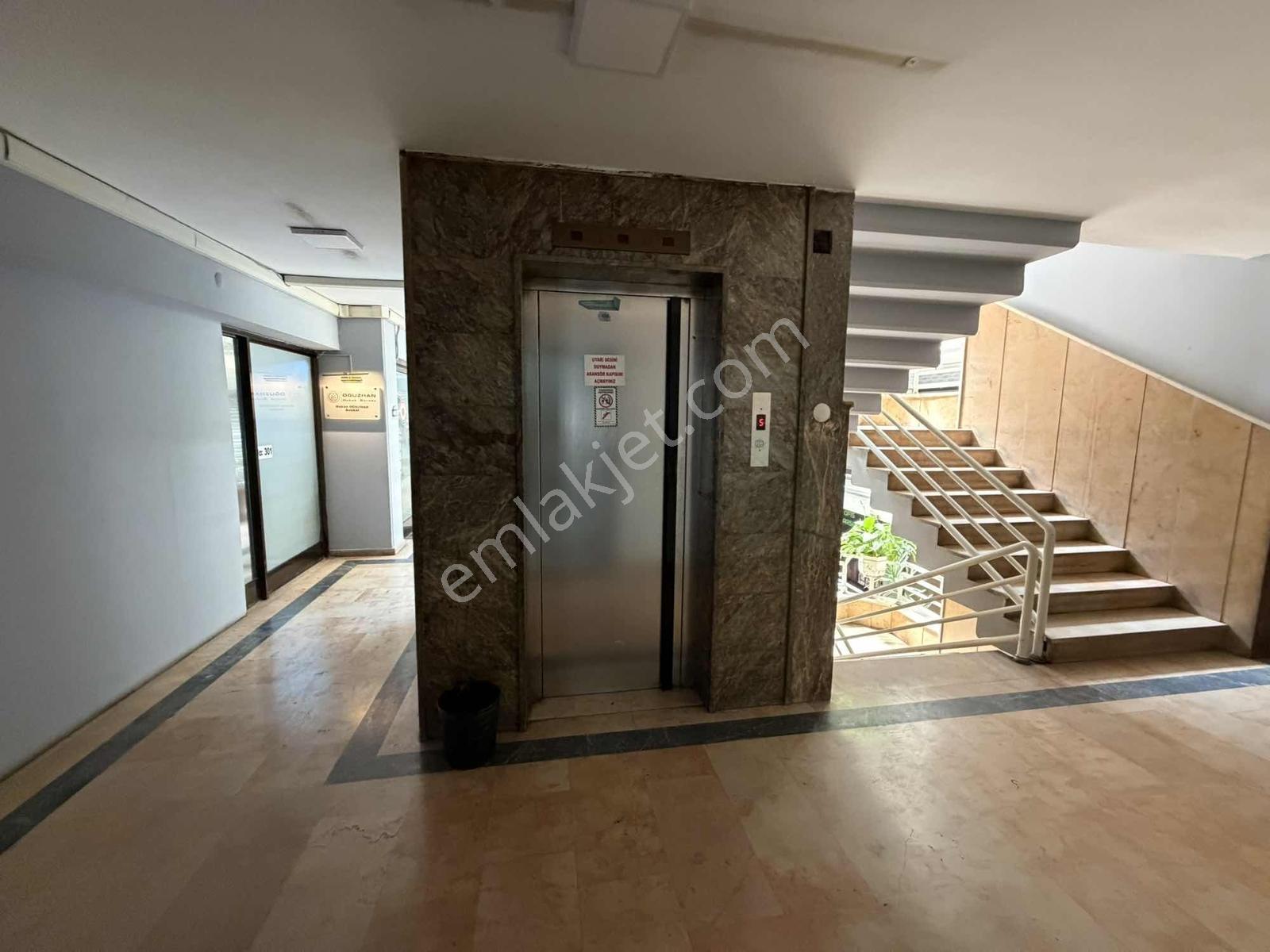 Uluyol'da Banuşoğlu İş Merkezin'de Kiralık 1+1 Ofis - Görsel 3
