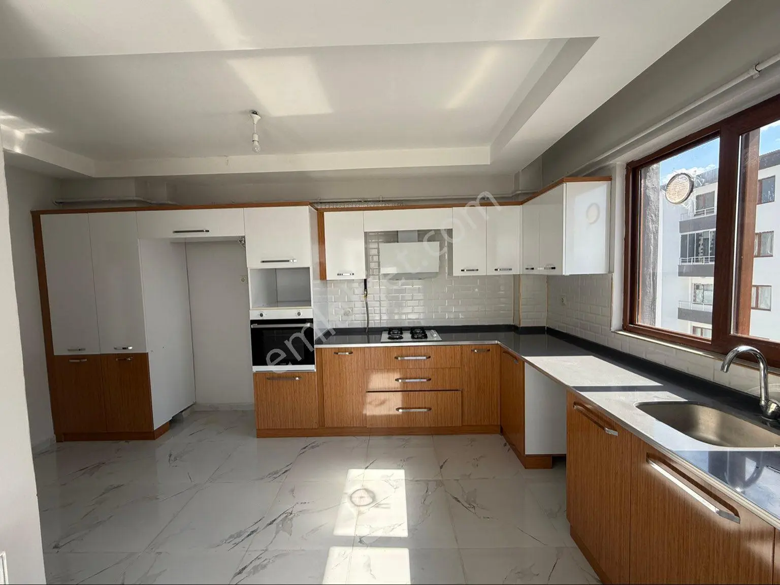 Bostanbaşı Çiftlik Cad Tarım Kredi Market Karşısında 5. Kat 4+1 Satılık Daire