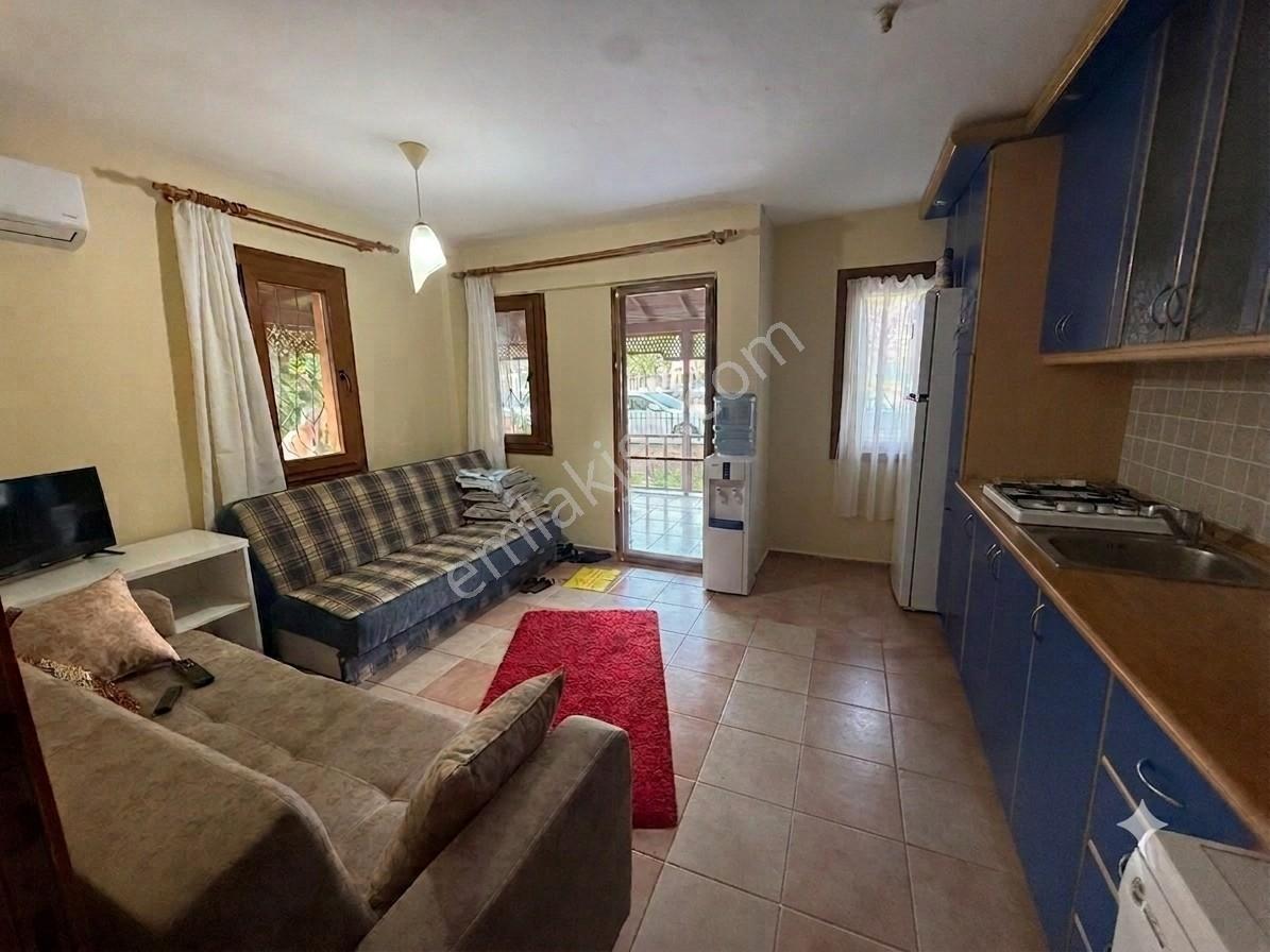 Foça Merkez'de Geniş Verandalı Ve Bahçeli Zeminkat Daire - Görsel 2
