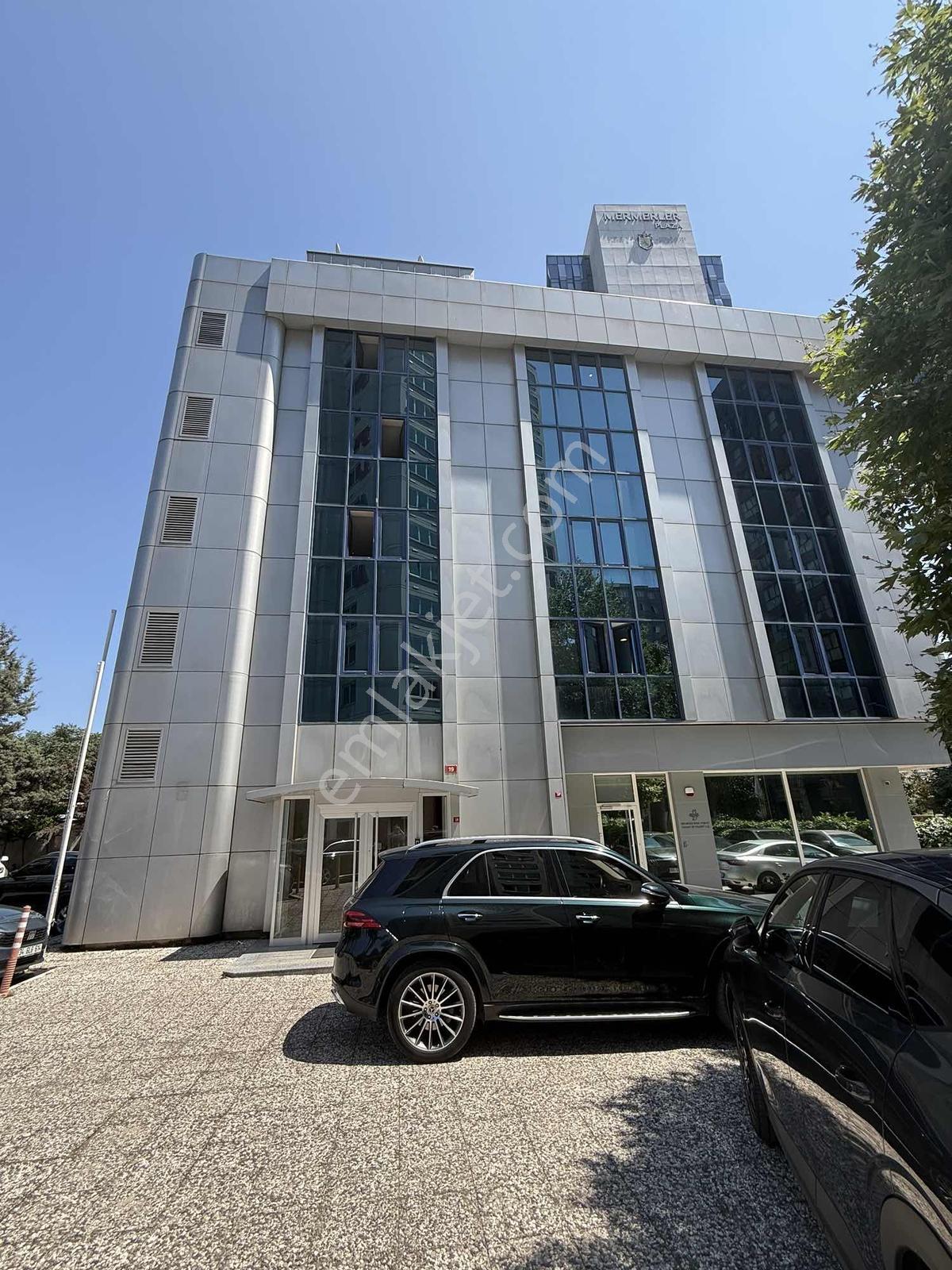 Kozyatağı Plazalar Bölgesinde Plaza Katı