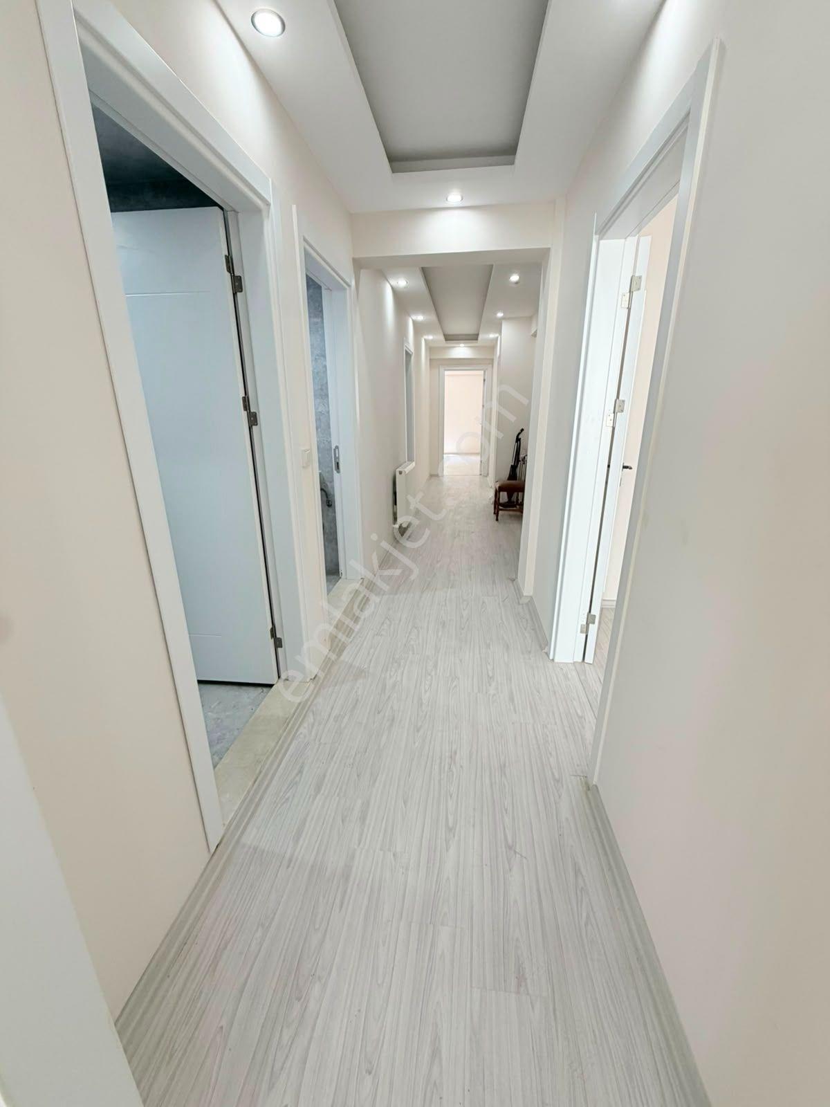 Zeki Emlak'tan Muradiye'de Okula Yakın Satılık 3+1 Otoparklı Daire - Görsel 24