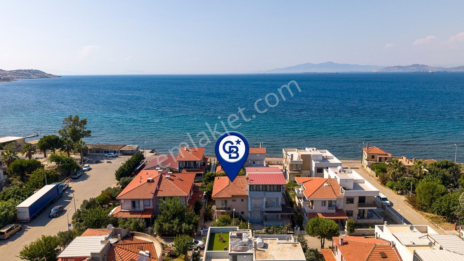 Yenifoça Gencelli'de Deniz Manzaralı Satılık 4+1 Villa