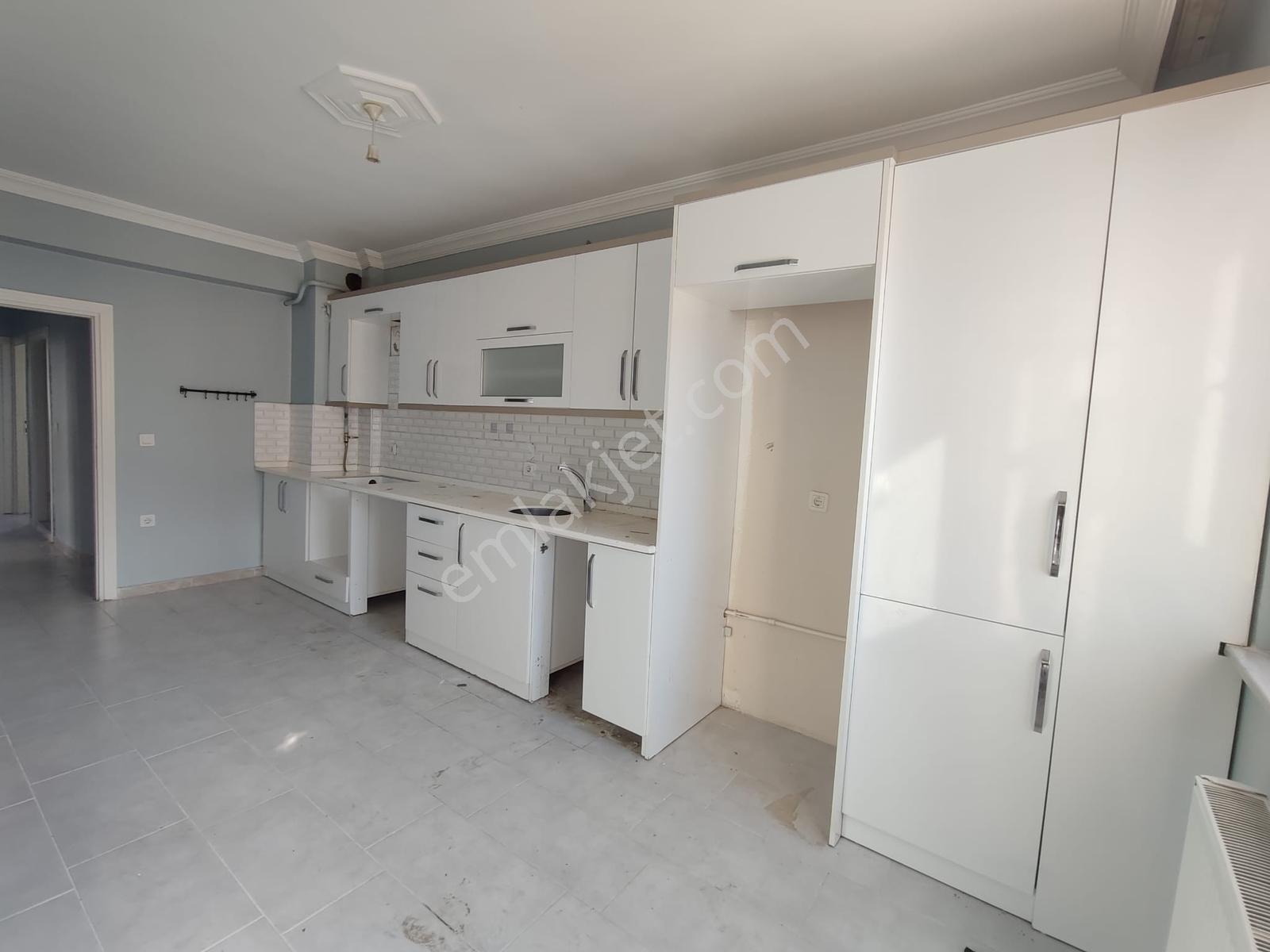 Site İçerisinde 3+1 Arakat Çift Cepheli Çift Balkonlu Kiralık - Görsel 2