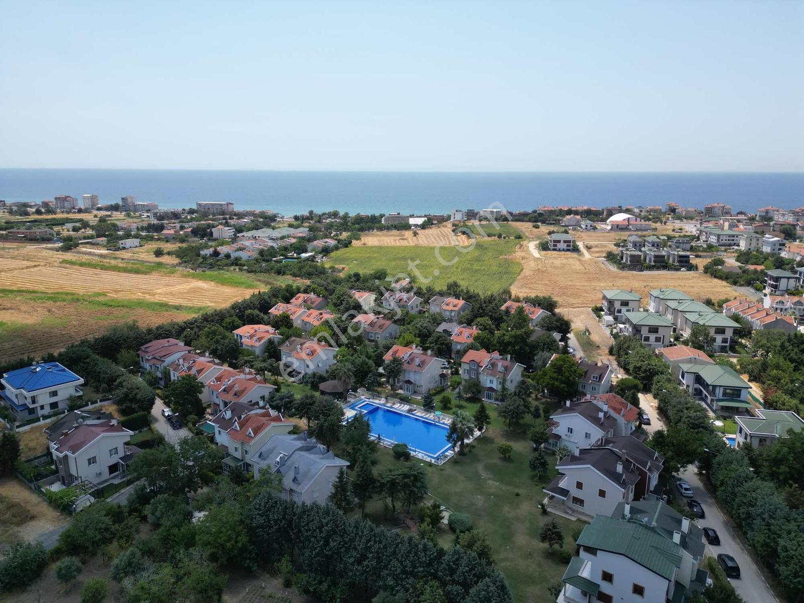 Büyükçekmece Havuzlu Sitede Satılık 4+2 Bahçeli Tripleks Villa - Görsel 4