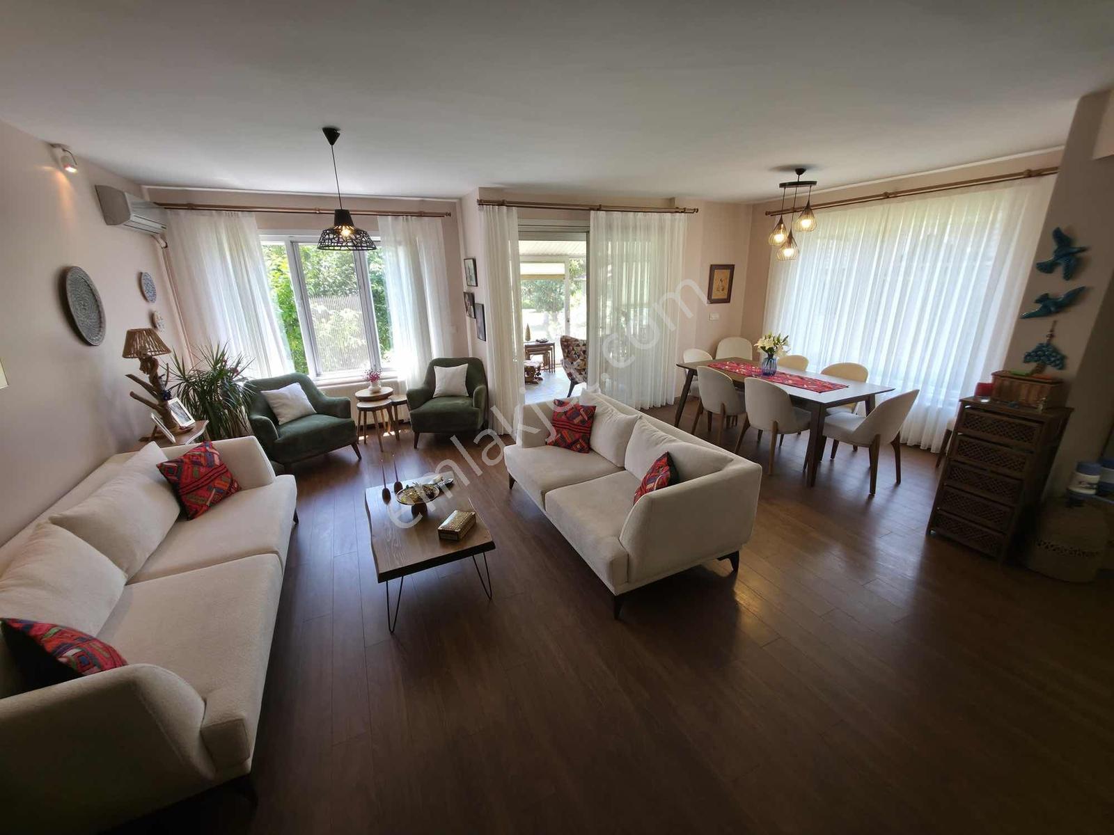 Büyükçekmece Havuzlu Sitede Satılık 4+2 Bahçeli Tripleks Villa - Görsel 14