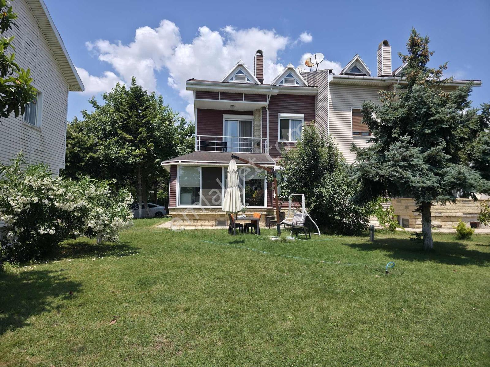 Büyükçekmece Havuzlu Sitede Satılık 4+2 Bahçeli Tripleks Villa - Görsel 8