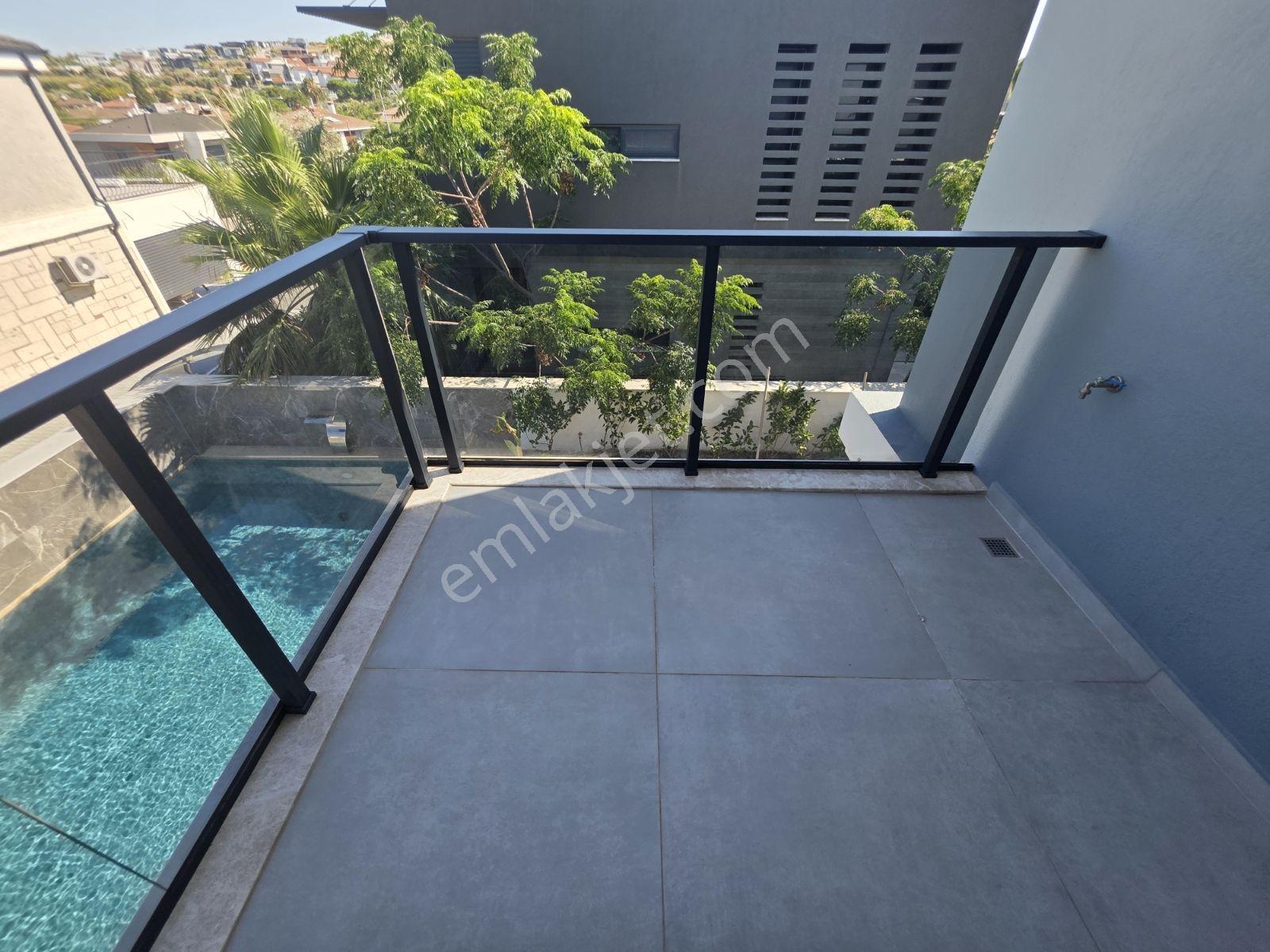 Çeşme Dalyan'da 4+1 Havuzlu Marinaya 400 M. Satılık Sıfır Villa - Görsel 12