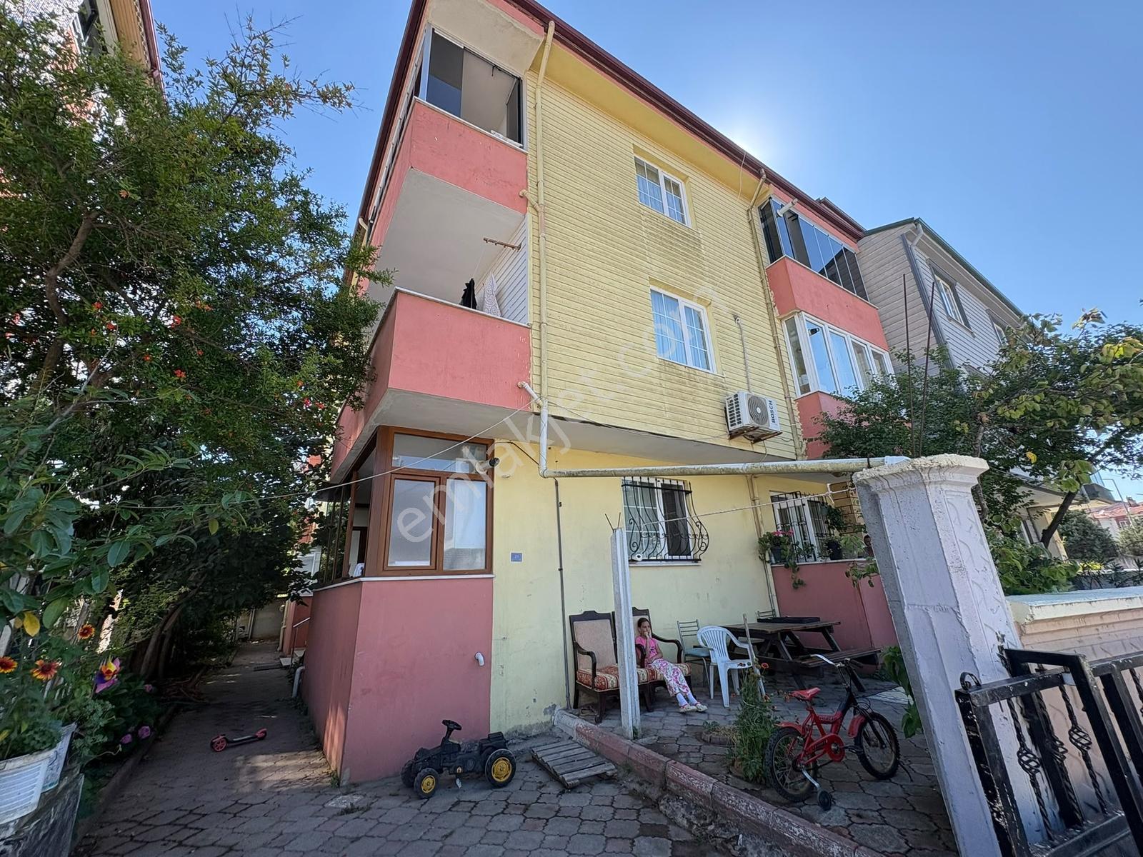 ! Merkezin Kalbinde! Karasu Yalı Mahallesi'nde 2+1 Bahçeli Daire