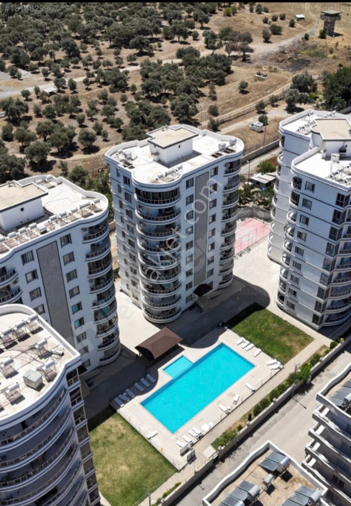 İzlife 2 Sitesinde Havuzlu, Kapalı Otoparklı 3+1 Satılık Daire